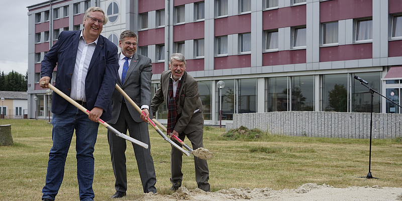 Spatenstich: Start für hochmoderne Kfz-Lehrhallen - Neubau ist zweiter Meilenstein im Modernisierungsprojekt der Handwerkskammer Hildesheim-Südniedersachsen