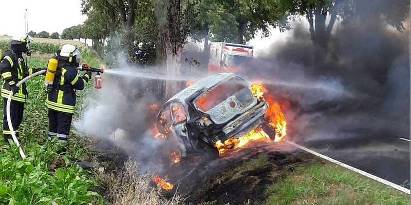 VW prallt gegen Baum und fängt Feuer - Autofahrerin stirbt trotz schneller Hilfe