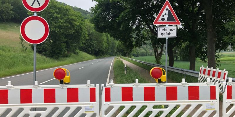 Sperrung B83: Erhöhtes Verkehrsaufkommen auf B64/B20 über Eschershausen