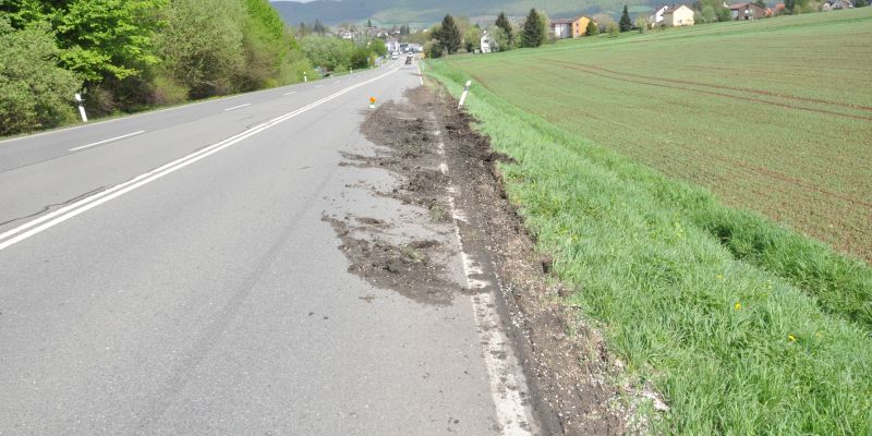Eschershausen: Zeugen gesucht! LKW wühlt Bankette auf und verursacht Sachschaden