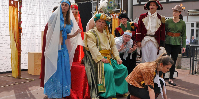 Herzlichen Glückwunsch Herr Baron: Münchhausen-Musical startet mit Geburtstag Münchhausens in die Saison