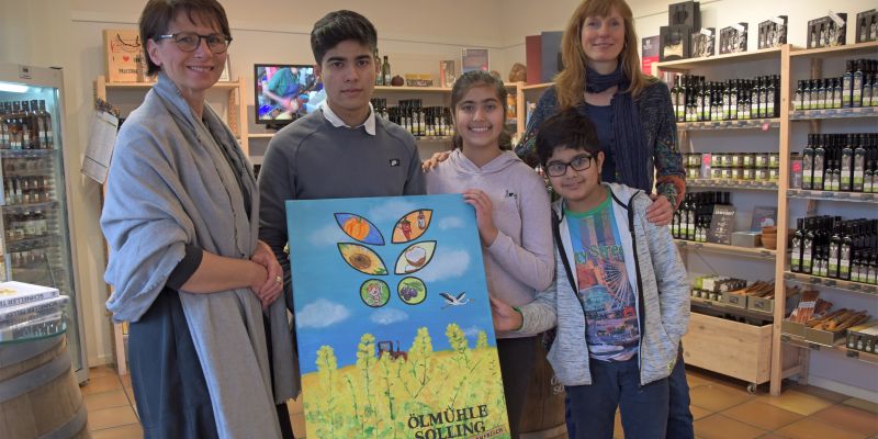 „Farbenfröhliche“ Bildübergabe bei der Ölmühle Solling:  Ölmühle Solling freut sich über von Kinder gemaltes Acrylbild