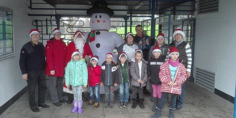 Weihnachtsbäckerei im Beveraner Freibad lässt Kinderaugen leuchten