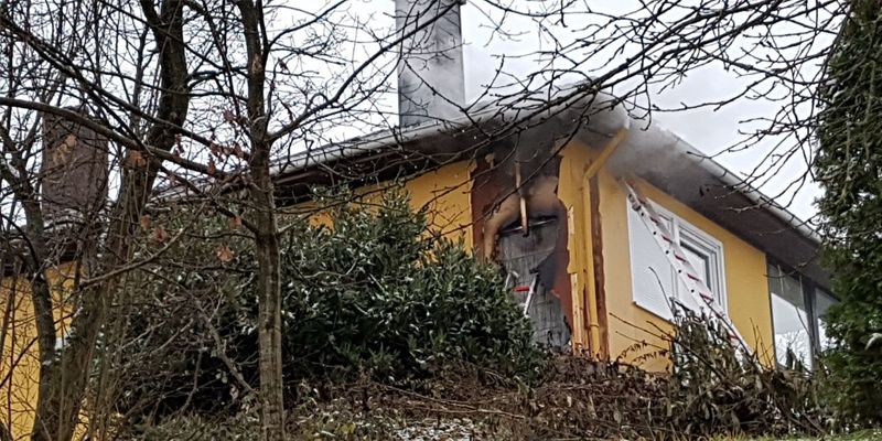 Hausfassade in Brand geraten – Feuerwehreinsatz in Polle