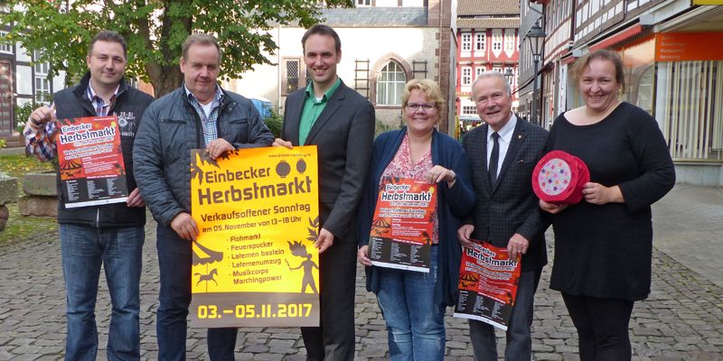 Einbecker Herbstmarkt mit verkaufsoffenem Sonntag - Flohmarkt und Laternenumzug 