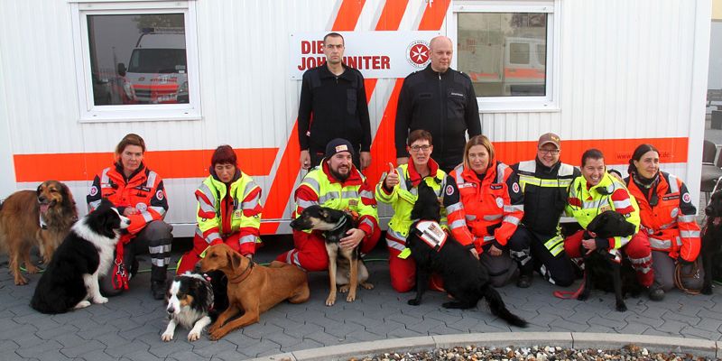 Glückliches Ende einer Suchaktion: Johanniter-Rettungshundestaffel aus Holzminden mit ASB-Staffel Göttingen im Einsatz