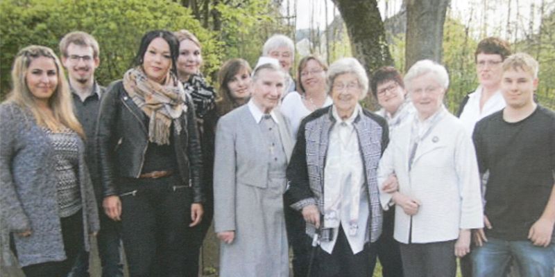 Die Gesundheits- und KrankenpflegeschülerInnen des Agaplesion Krankenhaus Holzminden besuchten pensionierte Diakonieschwestern 