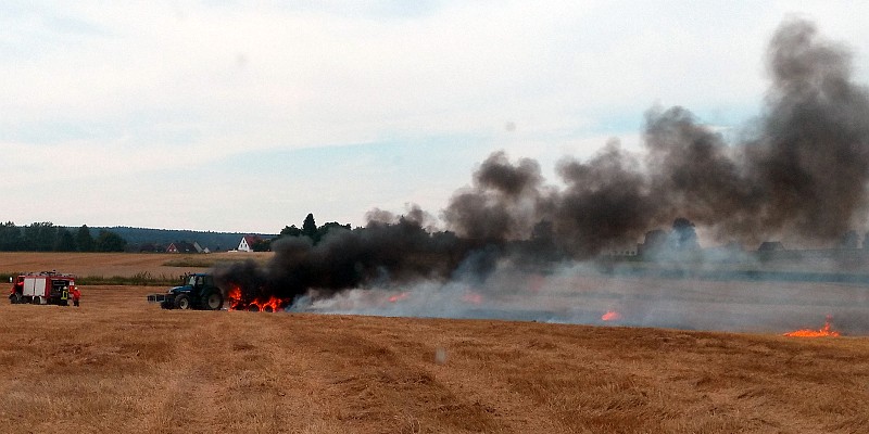Rundballenpresse fängt Feuer: 50 Feuerwehrleute bekämpfen Maschinen- und Stoppelfeldbrand vor Arholzen