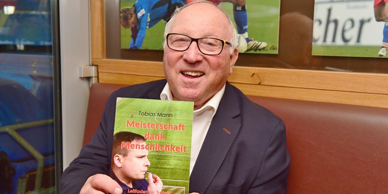 Uwe Seeler lobt Einbecker Autor