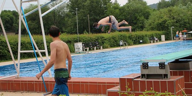 Schwimmabzeichenabnahme im Delligser Freibad