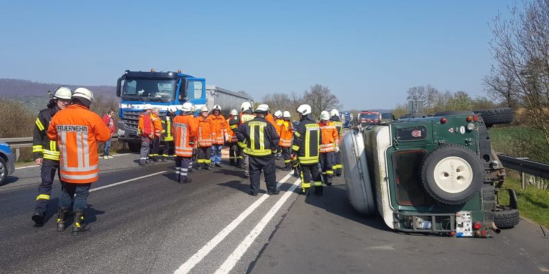 Defender beim Überholvorgang gegen Tank eines Lkws geprallt – Vollsperrung der B64 