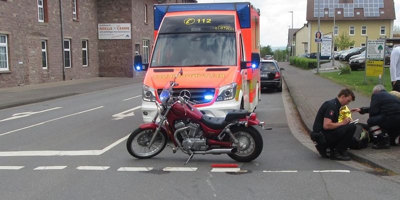 Verkehrsunfall zwischen Pkw und Motorrad - Motorradfahrerin verletzt