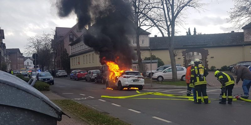 PKW gerät aus ungeklärter Ursache in Vollbrand