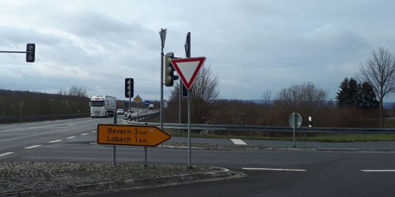 Vorsicht - Liegengebliebener LKW vor der Kreuzung Lobach