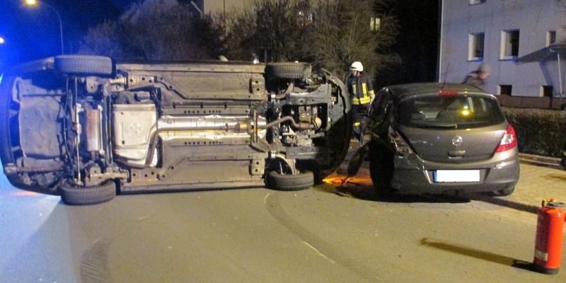 Schreck in den späten Abendstunden: Kurioser Unfall mitten in Lauenförde