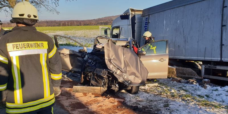 Vollsperrung B64: Schwerer Verkehrsunfall - Pkw kollidiert mit Lkw