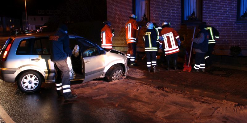 Regennasse Fahrbahn und erhöhte Geschwindigkeit führt zu Verkehrsunfall