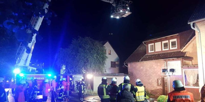 Kabelbrand in Wohnhaus - Großeinsatz der Feuerwehren