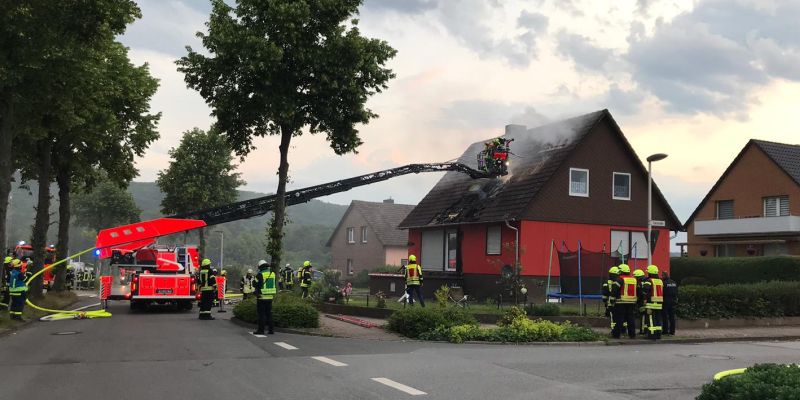 60 Einsatzkräfte löschten Dachstuhlbrand