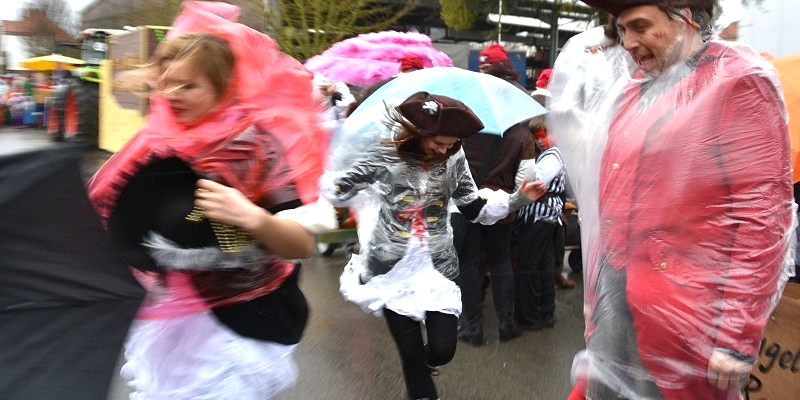 „Dancing in the Rain“: Sturmtief Bennet fegt über Lauenförder und Beverunger Karnevalisten hinweg