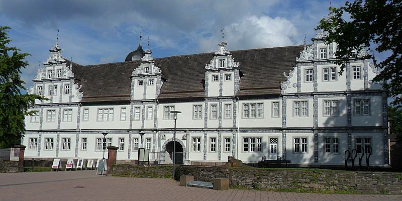 Frühling auf den Sieben Schlössern im Leine- und Weserbergland - Schloss Bevern lädt zu Kunst und Kultur ein