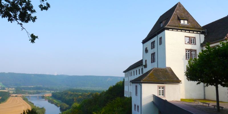 Frühling auf den Sieben Schlössern im Leine- und Weserbergland - Schloss Fürstenberg lädt zu Führungen ein