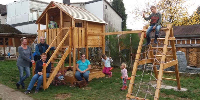 Gewappnet für den Frühling: Kinderdorffamilie Dierkes hat ihr neues Spielgerät selbst gestrichen