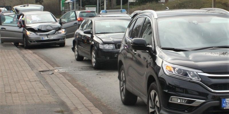  Drei Autos bei Unfall beschädigt: 18.000 Euro Schaden