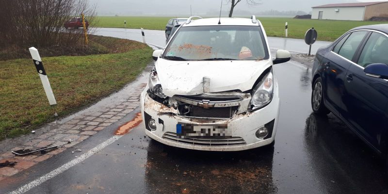 Totalschaden nach Auffahrunfall zwischen Holzminden und Allersheim 