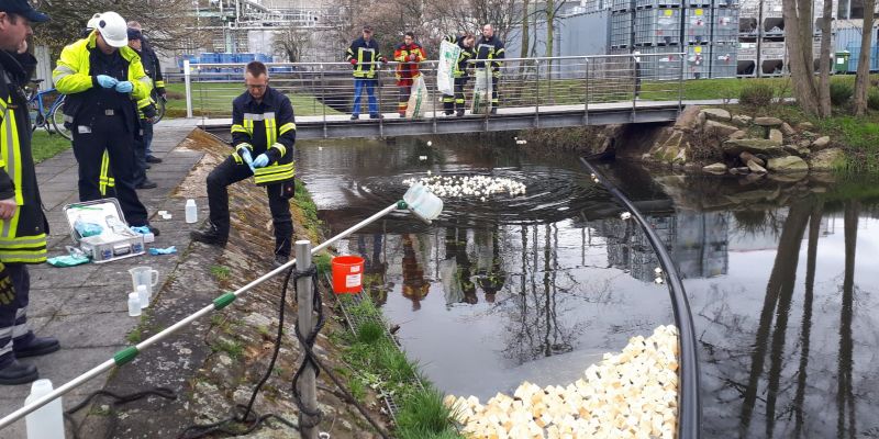 Illegale Entsorgung einer Substanz in der Dürre - Einsatzkräfte versuchen das Schlimmste zu verhindern