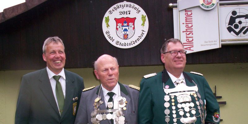 Treffen der Stadtkönige Holzminden und Stadtoldendorf - Königsscheibe des Stadtkönigs Harald Hildebrandt aufgehängt 