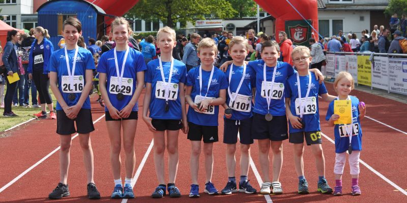 Gusseiserne Medaillen für alle Kinder im Ziel – Lotta Wyrwoll beim Bambinilauf dabei – Tanja Unverzagt gewinnt bei den Mädchen die 2600m