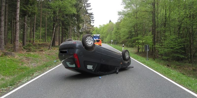 Pkw überschlägt sich - Zeugen gesucht