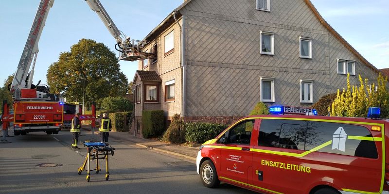 Tragehilfe für den Rettungsdienst über ein Fenster im 1. Obergeschoss