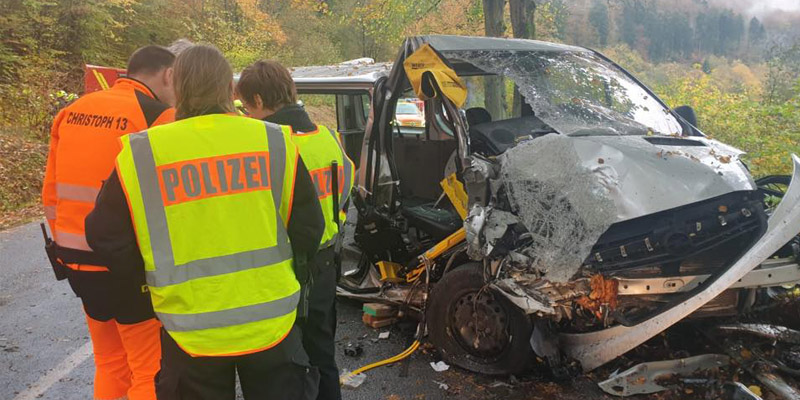 Kleinbus prallt gegen Baum - Drei Personen eingeklemmt