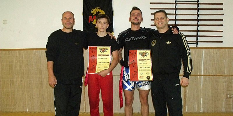 15-Jähriger besteht Prüfung zum schwarzen Gürtel in Thai-Kickboxen