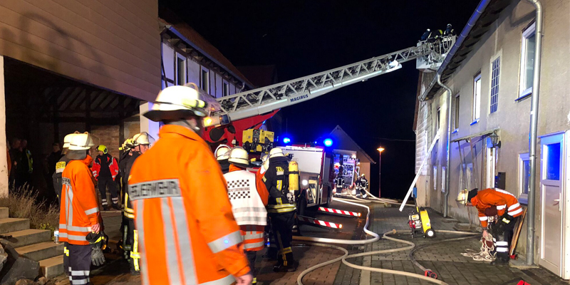 Kerzen setzen Wohnhaus in Brand: Großeinsatz der Feuerwehr in Grünenplan