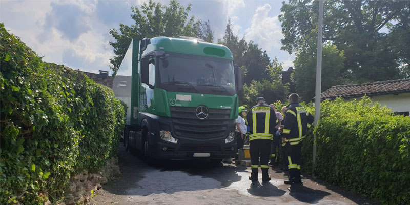 Verfahren und Tank beschädigt: Lkw verliert circa 200 Liter Kraftstoff