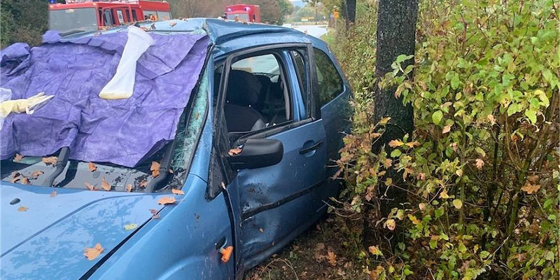 Pkw gegen Baum – Eine Person im Fahrzeug eingeschlossen