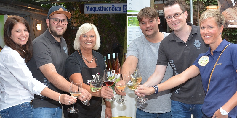 Gute Resonanz: Zweites Höxteraner Weinfest zieht 500 Besucher in Freises Hinterhof