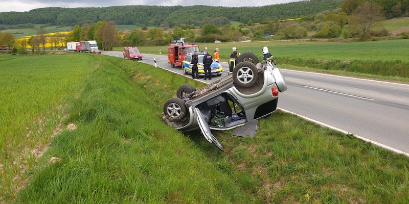 Verkehrsunfall bei Arholzen: Auto landet auf Dach 