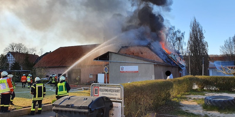 Scheune in Börry steht in Flammen