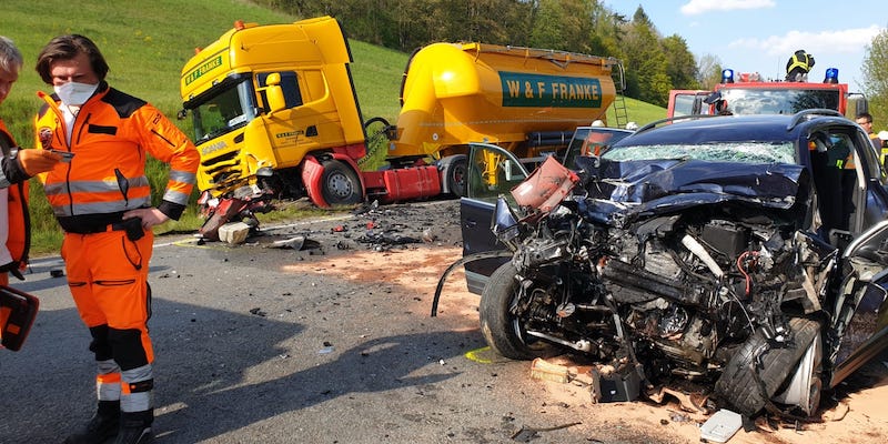 Auto prallt gegen Lkw: Tödlicher Verkehrsunfall zwischen Halle und Linse