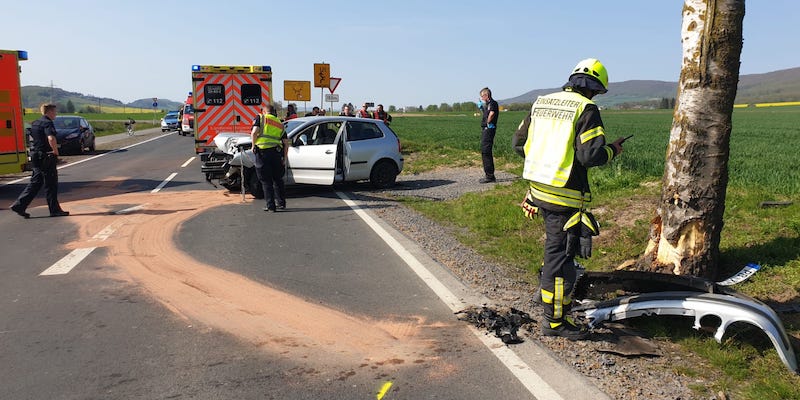 Verkehrsunfall auf B240 bei Eschershausen - Zwei Personen schwer verletzt 