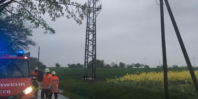 Entstehungsbrand an einem Strommast in Vahlbruch 