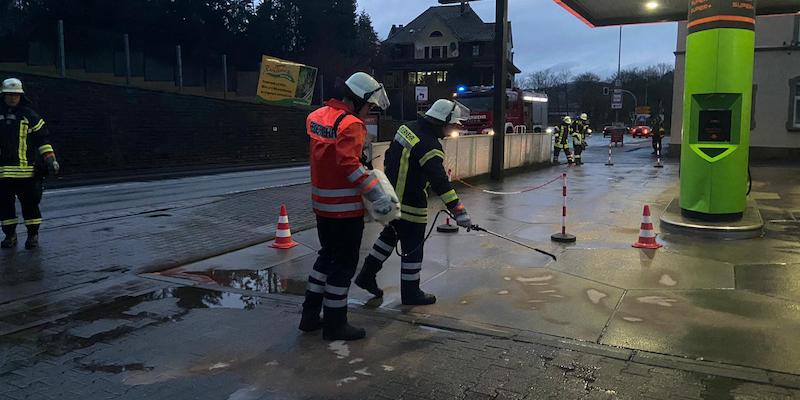 Kraftstoff ausgelaufen: Feuerwehr Bodenwerder im Einsatz