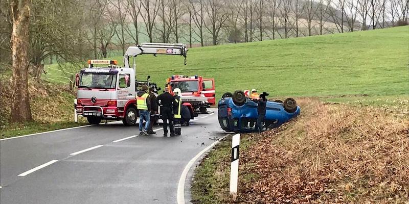 Auto überschlägt sich: Unfall zwischen Halle und Bremke