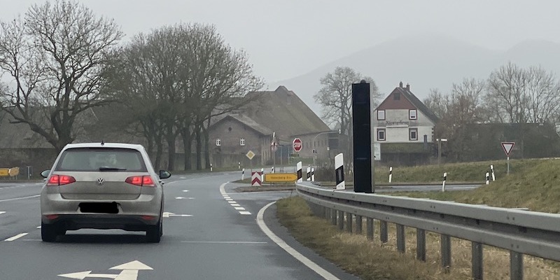 Keine Technik im Boden mehr nötig: Neuer Blitzer am Kloster Amelungsborn 