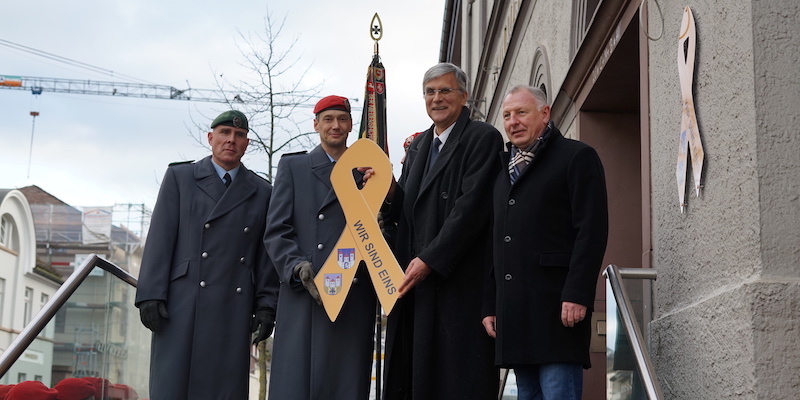 Verbundenheit mit der Bundeswehr - Gelbe Schleife am Rathaus Holzminden