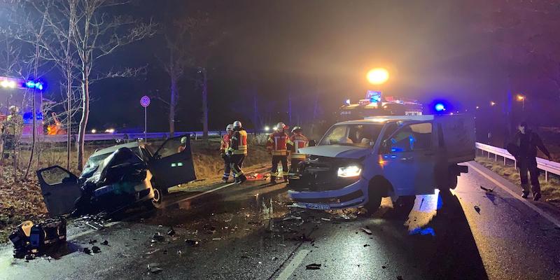 Schwerer Unfall auf B83: Vier Personen verletzt 